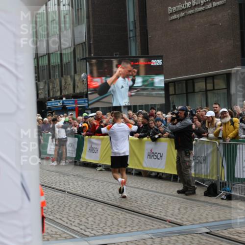 05.10.2025 - 20. swb-Marathon Bremen Yannick Fuchs http://msf.ph/oto/9274795 05.10.2025 12:30:56 Ziel 1437 meine-sportfotos.de