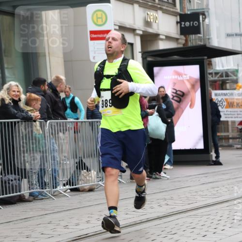 05.10.2025 - 20. swb-Marathon Bremen Strokosch-Dieckow http://msf.ph/oto/9274807 05.10.2025 11:12:59 Ziel 9891, 10273, 11117, 11170, 11332, 11367, 9891, 10273, 11117, 11170, 11332, 11367 meine-sportfotos.de