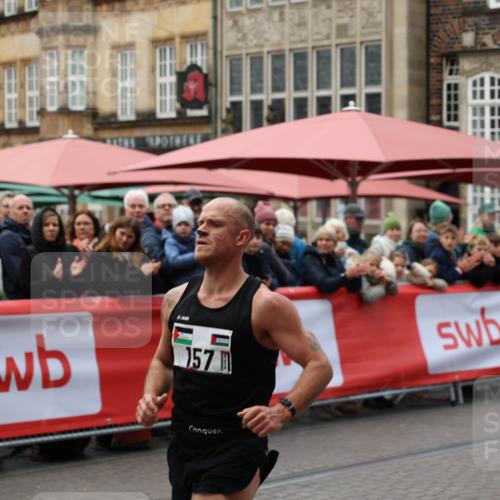 05.10.2025 - 20. swb-Marathon Bremen Yannick Fuchs http://msf.ph/oto/9274860 05.10.2025 12:31:19 Ziel 157 meine-sportfotos.de
