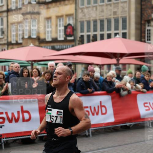 05.10.2025 - 20. swb-Marathon Bremen Yannick Fuchs http://msf.ph/oto/9274867 05.10.2025 12:31:19 Ziel 157 meine-sportfotos.de