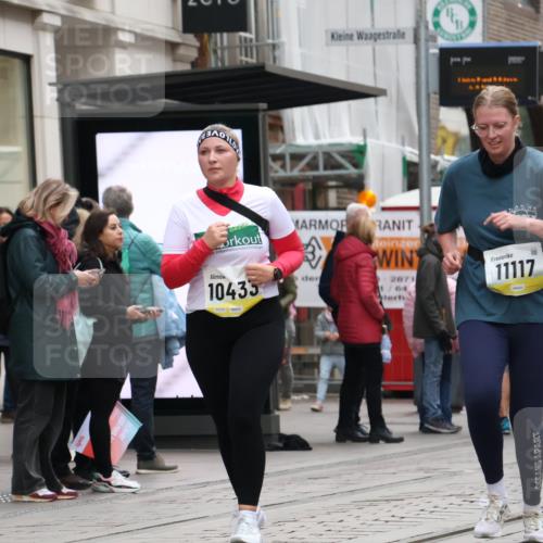 05.10.2025 - 20. swb-Marathon Bremen Strokosch-Dieckow http://msf.ph/oto/9274868 05.10.2025 11:13:03 Ziel 9891, 10273, 11117, 11332, 11367, 9891, 10273, 11117, 11332, 11367 meine-sportfotos.de