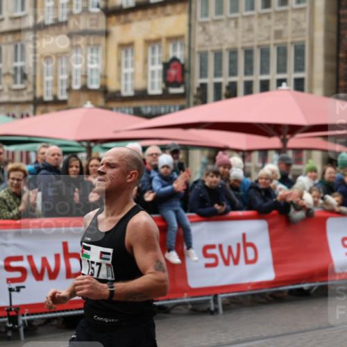 05.10.2025 - 20. swb-Marathon Bremen Yannick Fuchs http://msf.ph/oto/9274876 05.10.2025 12:31:19 Ziel 157 meine-sportfotos.de