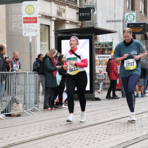 05.10.2025 - 20. swb-Marathon Bremen Strokosch-Dieckow http://msf.ph/oto/9274880 05.10.2025 11:13:03 Ziel 9891, 10273, 11117, 11332, 11367, 9891, 10273, 11117, 11332, 11367 meine-sportfotos.de