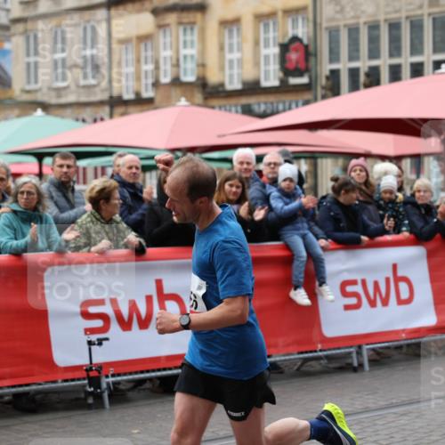 05.10.2025 - 20. swb-Marathon Bremen Yannick Fuchs http://msf.ph/oto/9274889 05.10.2025 12:31:49 Ziel 956 meine-sportfotos.de