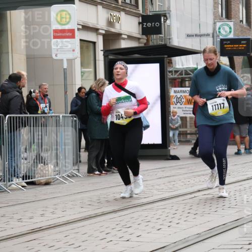 05.10.2025 - 20. swb-Marathon Bremen Strokosch-Dieckow http://msf.ph/oto/9274894 05.10.2025 11:13:04 Ziel 9891, 10273, 11117, 11332, 11367, 9891, 10273, 11117, 11332, 11367 meine-sportfotos.de