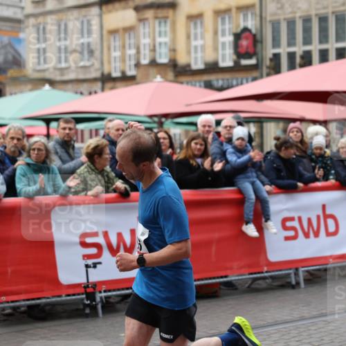 05.10.2025 - 20. swb-Marathon Bremen Yannick Fuchs http://msf.ph/oto/9274901 05.10.2025 12:31:49 Ziel 956 meine-sportfotos.de