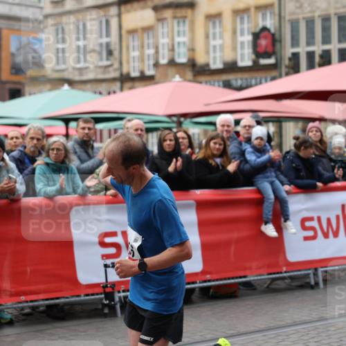 05.10.2025 - 20. swb-Marathon Bremen Yannick Fuchs http://msf.ph/oto/9274910 05.10.2025 12:31:49 Ziel 956 meine-sportfotos.de