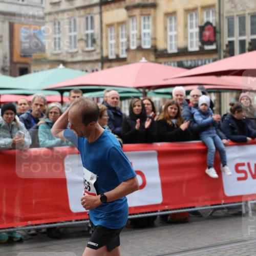 05.10.2025 - 20. swb-Marathon Bremen Yannick Fuchs http://msf.ph/oto/9274917 05.10.2025 12:31:49 Ziel 956 meine-sportfotos.de