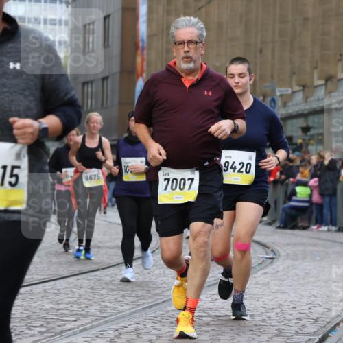 05.10.2025 - 20. swb-Marathon Bremen Strokosch-Dieckow http://msf.ph/oto/9274918 05.10.2025 11:11:56 Ziel 7007, 9420, 9726, 9867, 10815, 10839, 10849, 11215, 11563 meine-sportfotos.de
