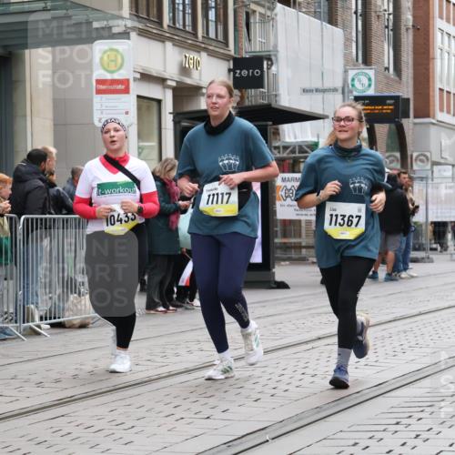 05.10.2025 - 20. swb-Marathon Bremen Strokosch-Dieckow http://msf.ph/oto/9274926 05.10.2025 11:13:05 Ziel 9891, 10273, 10433, 11117, 11332, 11367, 9891, 10273, 10433, 11117, 11332, 11367 meine-sportfotos.de