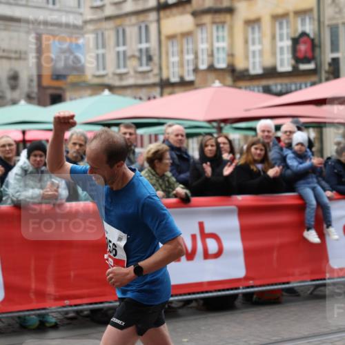 05.10.2025 - 20. swb-Marathon Bremen Yannick Fuchs http://msf.ph/oto/9274928 05.10.2025 12:31:49 Ziel 956 meine-sportfotos.de