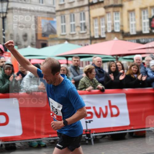 05.10.2025 - 20. swb-Marathon Bremen Yannick Fuchs http://msf.ph/oto/9274931 05.10.2025 12:31:49 Ziel 956 meine-sportfotos.de