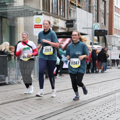 05.10.2025 - 20. swb-Marathon Bremen Strokosch-Dieckow http://msf.ph/oto/9274933 05.10.2025 11:13:05 Ziel 9891, 10273, 10433, 11117, 11332, 11367, 9891, 10273, 10433, 11117, 11332, 11367 meine-sportfotos.de