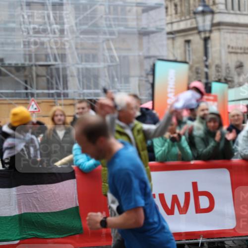 05.10.2025 - 20. swb-Marathon Bremen Yannick Fuchs http://msf.ph/oto/9274948 05.10.2025 12:31:50 Ziel 956 meine-sportfotos.de