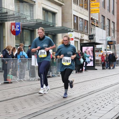 05.10.2025 - 20. swb-Marathon Bremen Strokosch-Dieckow http://msf.ph/oto/9274959 05.10.2025 11:13:06 Ziel 9891, 10273, 10433, 11117, 11332, 11367, 9891, 10273, 10433, 11117, 11332, 11367 meine-sportfotos.de