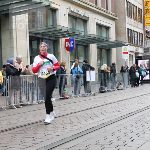 05.10.2025 - 20. swb-Marathon Bremen Strokosch-Dieckow http://msf.ph/oto/9275009 05.10.2025 11:13:08 Ziel 10273, 10433, 11117, 11367, 10273, 10433, 11117, 11367 meine-sportfotos.de