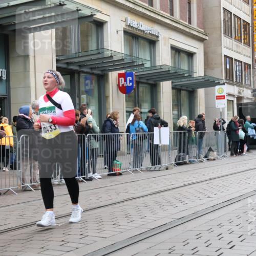 05.10.2025 - 20. swb-Marathon Bremen Strokosch-Dieckow http://msf.ph/oto/9275021 05.10.2025 11:13:09 Ziel 9242, 10273, 10433, 11117, 11367, 9242, 10273, 10433, 11117, 11367 meine-sportfotos.de