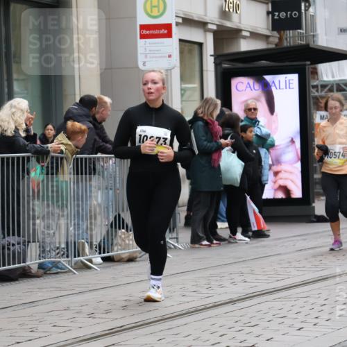 05.10.2025 - 20. swb-Marathon Bremen Strokosch-Dieckow http://msf.ph/oto/9275034 05.10.2025 11:13:12 Ziel 9242, 9899, 10040, 10273, 10364, 10433, 10574, 10705, 10707, 10957, 11060, 11117, 11264, 11367, 11385, 9242, 9899, 10040, 10273, 10364, 10433, 10574, 10705, 10707, 10957, 11060, 11117, 11264, 11367, 11385 meine-sportfotos.de
