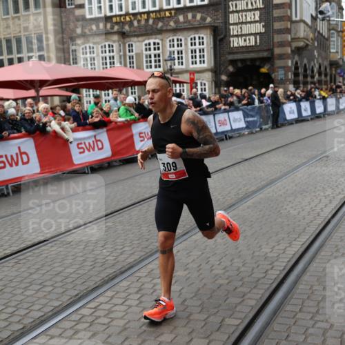 05.10.2025 - 20. swb-Marathon Bremen Yannick Fuchs http://msf.ph/oto/9275041 05.10.2025 12:32:40 Ziel 309 meine-sportfotos.de