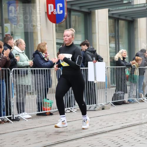 05.10.2025 - 20. swb-Marathon Bremen Strokosch-Dieckow http://msf.ph/oto/9275073 05.10.2025 11:13:14 Ziel 9242, 9899, 10040, 10273, 10364, 10433, 10574, 10705, 10707, 10957, 11060, 11068, 11117, 11264, 11367, 11385, 9242, 9899, 10040, 10273, 10364, 10433, 10574, 10705, 10707, 10957, 11060, 11068, 11117, 11264, 11367, 11385 meine-sportfotos.de