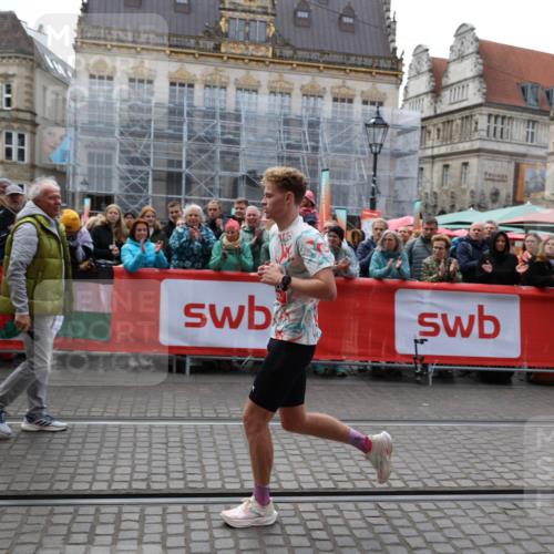 05.10.2025 - 20. swb-Marathon Bremen Yannick Fuchs http://msf.ph/oto/9275106 05.10.2025 12:34:18 Ziel 1663 meine-sportfotos.de