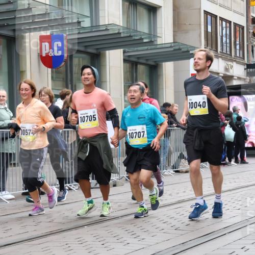 05.10.2025 - 20. swb-Marathon Bremen Strokosch-Dieckow http://msf.ph/oto/9275133 05.10.2025 11:13:18 Ziel 9242, 9899, 10040, 10273, 10364, 10433, 10574, 10705, 10707, 10957, 11060, 11068, 11117, 11264, 11367, 11385, 9242, 9899, 10040, 10273, 10364, 10433, 10574, 10705, 10707, 10957, 11060, 11068, 11117, 11264, 11367, 11385 meine-sportfotos.de