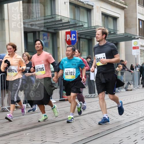 05.10.2025 - 20. swb-Marathon Bremen Strokosch-Dieckow http://msf.ph/oto/9275172 05.10.2025 11:13:18 Ziel 9242, 9899, 10040, 10273, 10364, 10433, 10574, 10705, 10707, 10957, 11060, 11068, 11117, 11264, 11367, 11385, 9242, 9899, 10040, 10273, 10364, 10433, 10574, 10705, 10707, 10957, 11060, 11068, 11117, 11264, 11367, 11385 meine-sportfotos.de