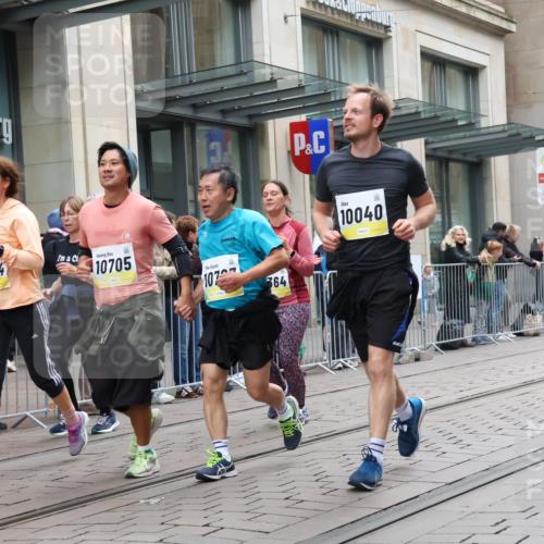 05.10.2025 - 20. swb-Marathon Bremen Strokosch-Dieckow http://msf.ph/oto/9275187 05.10.2025 11:13:19 Ziel 9242, 9899, 9946, 10040, 10273, 10364, 10433, 10574, 10671, 10705, 10707, 10842, 10957, 11060, 11068, 11117, 11264, 11367, 11385, 9242, 9899, 9946, 10040, 10273, 10364, 10433, 10574, 10671, 10705, 10707, 10842, 10957, 11060, 11068, 11117, 11264, 11367, 11385 meine-sportfotos.de