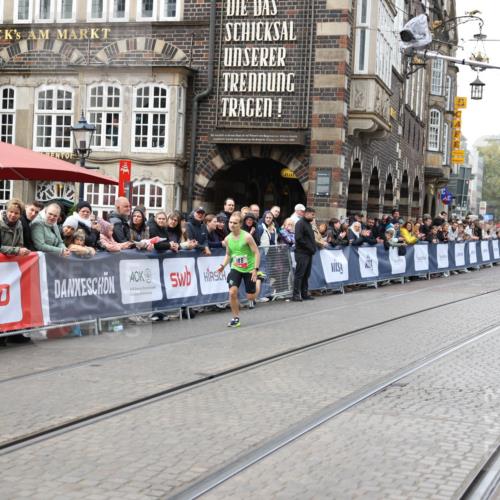 05.10.2025 - 20. swb-Marathon Bremen Yannick Fuchs http://msf.ph/oto/9275189 05.10.2025 12:34:23 Ziel 888, 1663 meine-sportfotos.de