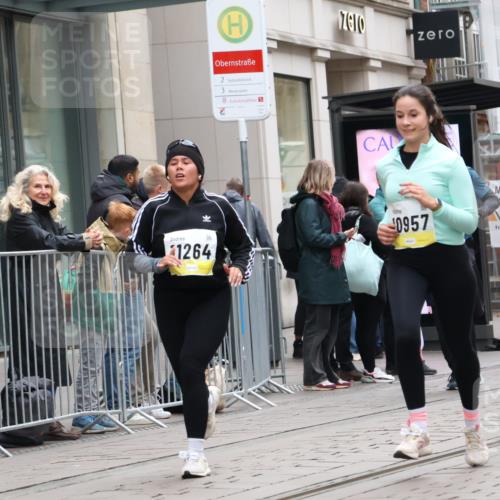 05.10.2025 - 20. swb-Marathon Bremen Strokosch-Dieckow http://msf.ph/oto/9275197 05.10.2025 11:13:21 Ziel 7410, 9242, 9899, 9946, 10040, 10273, 10364, 10433, 10574, 10671, 10705, 10707, 10756, 10842, 10957, 11060, 11068, 11117, 11264, 11367, 11385, 11652, 11653, 7410, 9242, 9899, 9946, 10040, 10273, 10364, 10433, 10574, 10671, 10705, 10707, 10756, 10842, 10957, 11060, 11068, 11117, 11264, 11367, 11385, 11652, 11653 meine-sportfotos.de