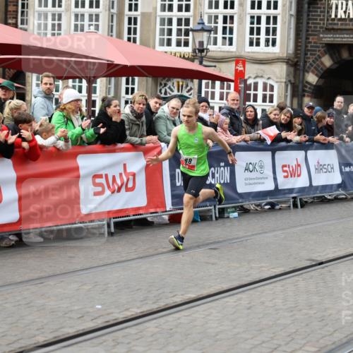 05.10.2025 - 20. swb-Marathon Bremen Yannick Fuchs http://msf.ph/oto/9275206 05.10.2025 12:34:24 Ziel 888, 1663 meine-sportfotos.de