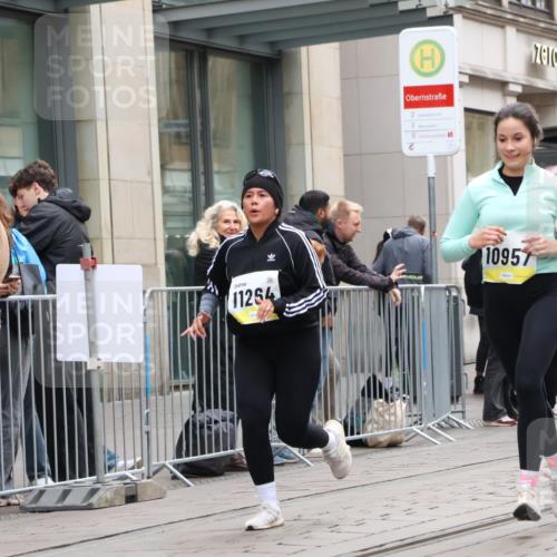 05.10.2025 - 20. swb-Marathon Bremen Strokosch-Dieckow http://msf.ph/oto/9275207 05.10.2025 11:13:21 Ziel 7410, 9242, 9899, 9946, 10040, 10273, 10364, 10433, 10574, 10671, 10705, 10707, 10756, 10842, 10957, 11060, 11068, 11117, 11264, 11367, 11385, 11652, 11653, 7410, 9242, 9899, 9946, 10040, 10273, 10364, 10433, 10574, 10671, 10705, 10707, 10756, 10842, 10957, 11060, 11068, 11117, 11264, 11367, 11385, 11652, 11653 meine-sportfotos.de