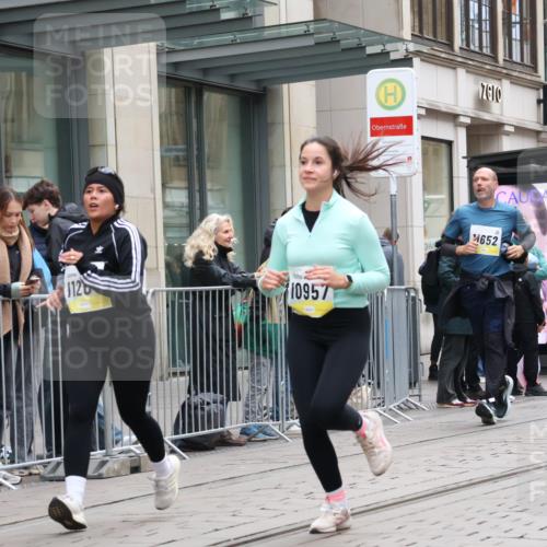 05.10.2025 - 20. swb-Marathon Bremen Strokosch-Dieckow http://msf.ph/oto/9275220 05.10.2025 11:13:22 Ziel 7014, 7410, 9242, 9899, 9946, 10040, 10273, 10364, 10433, 10574, 10671, 10705, 10707, 10756, 10842, 10957, 11060, 11068, 11117, 11264, 11367, 11385, 11652, 11653, 7014, 7410, 9242, 9899, 9946, 10040, 10273, 10364, 10433, 10574, 10671, 10705, 10707, 10756, 10842, 10957, 11060, 11068, 11117, 11264, 11367, 11385, 11652, 11653 meine-sportfotos.de