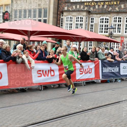05.10.2025 - 20. swb-Marathon Bremen Yannick Fuchs http://msf.ph/oto/9275225 05.10.2025 12:34:24 Ziel 888, 1663 meine-sportfotos.de