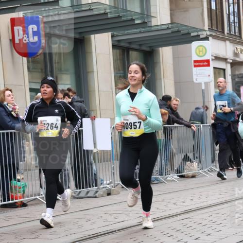 05.10.2025 - 20. swb-Marathon Bremen Strokosch-Dieckow http://msf.ph/oto/9275230 05.10.2025 11:13:22 Ziel 7014, 7410, 9242, 9899, 9946, 10040, 10273, 10364, 10433, 10574, 10671, 10705, 10707, 10756, 10842, 10957, 11060, 11068, 11117, 11264, 11367, 11385, 11652, 11653, 7014, 7410, 9242, 9899, 9946, 10040, 10273, 10364, 10433, 10574, 10671, 10705, 10707, 10756, 10842, 10957, 11060, 11068, 11117, 11264, 11367, 11385, 11652, 11653 meine-sportfotos.de