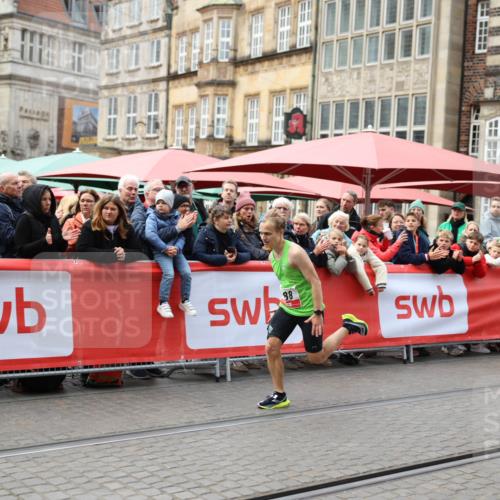 05.10.2025 - 20. swb-Marathon Bremen Yannick Fuchs http://msf.ph/oto/9275239 05.10.2025 12:34:25 Ziel 888, 1663 meine-sportfotos.de