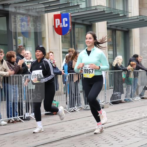 05.10.2025 - 20. swb-Marathon Bremen Strokosch-Dieckow http://msf.ph/oto/9275246 05.10.2025 11:13:22 Ziel 7014, 7410, 9242, 9899, 9946, 10040, 10273, 10364, 10433, 10574, 10671, 10705, 10707, 10756, 10842, 10957, 11060, 11068, 11117, 11264, 11367, 11385, 11652, 11653, 7014, 7410, 9242, 9899, 9946, 10040, 10273, 10364, 10433, 10574, 10671, 10705, 10707, 10756, 10842, 10957, 11060, 11068, 11117, 11264, 11367, 11385, 11652, 11653 meine-sportfotos.de