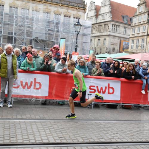 05.10.2025 - 20. swb-Marathon Bremen Yannick Fuchs http://msf.ph/oto/9275250 05.10.2025 12:34:26 Ziel 888, 1663 meine-sportfotos.de