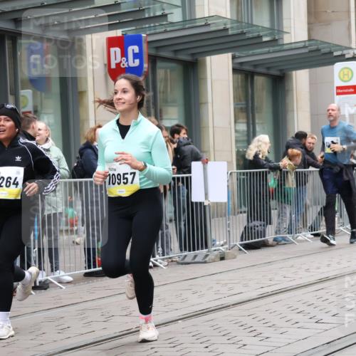 05.10.2025 - 20. swb-Marathon Bremen Strokosch-Dieckow http://msf.ph/oto/9275257 05.10.2025 11:13:23 Ziel 7014, 7410, 9242, 9899, 9946, 10040, 10273, 10364, 10433, 10574, 10671, 10705, 10707, 10756, 10842, 10957, 11060, 11068, 11264, 11385, 11652, 11653, 7014, 7410, 9242, 9899, 9946, 10040, 10273, 10364, 10433, 10574, 10671, 10705, 10707, 10756, 10842, 10957, 11060, 11068, 11264, 11385, 11652, 11653 meine-sportfotos.de