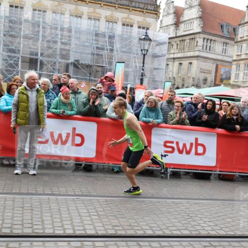 05.10.2025 - 20. swb-Marathon Bremen Yannick Fuchs http://msf.ph/oto/9275259 05.10.2025 12:34:26 Ziel 888, 1663 meine-sportfotos.de