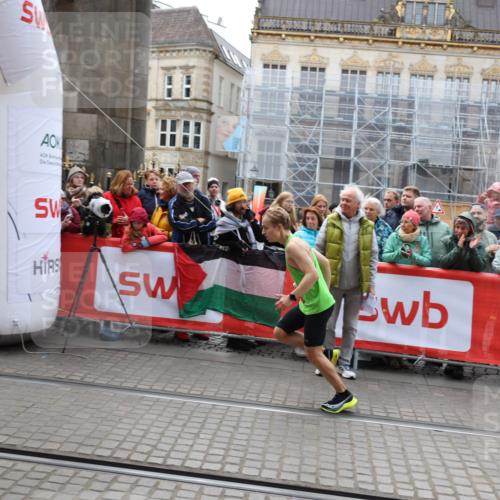 05.10.2025 - 20. swb-Marathon Bremen Yannick Fuchs http://msf.ph/oto/9275265 05.10.2025 12:34:26 Ziel 888, 1663 meine-sportfotos.de