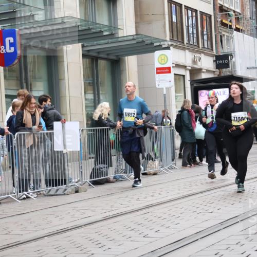 05.10.2025 - 20. swb-Marathon Bremen Strokosch-Dieckow http://msf.ph/oto/9275271 05.10.2025 11:13:23 Ziel 7014, 7410, 9242, 9899, 9946, 10040, 10273, 10364, 10433, 10574, 10671, 10705, 10707, 10756, 10842, 10957, 11060, 11068, 11264, 11385, 11652, 11653, 7014, 7410, 9242, 9899, 9946, 10040, 10273, 10364, 10433, 10574, 10671, 10705, 10707, 10756, 10842, 10957, 11060, 11068, 11264, 11385, 11652, 11653 meine-sportfotos.de