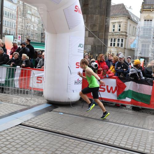 05.10.2025 - 20. swb-Marathon Bremen Yannick Fuchs http://msf.ph/oto/9275274 05.10.2025 12:34:26 Ziel 888, 1663 meine-sportfotos.de