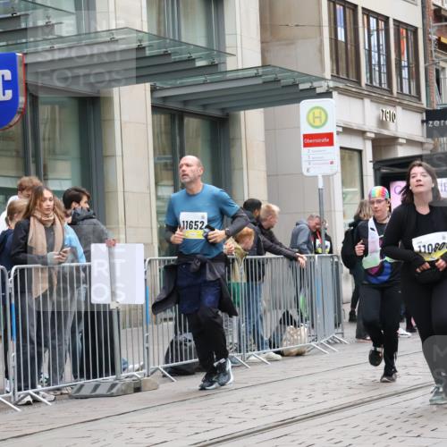 05.10.2025 - 20. swb-Marathon Bremen Strokosch-Dieckow http://msf.ph/oto/9275287 05.10.2025 11:13:24 Ziel 7014, 7410, 9242, 9899, 9946, 10040, 10364, 10433, 10574, 10671, 10705, 10707, 10756, 10842, 10957, 11060, 11068, 11264, 11385, 11652, 11653, 7014, 7410, 9242, 9899, 9946, 10040, 10364, 10433, 10574, 10671, 10705, 10707, 10756, 10842, 10957, 11060, 11068, 11264, 11385, 11652, 11653 meine-sportfotos.de