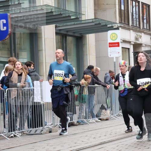 05.10.2025 - 20. swb-Marathon Bremen Strokosch-Dieckow http://msf.ph/oto/9275297 05.10.2025 11:13:24 Ziel 7014, 7410, 9242, 9899, 9946, 10040, 10364, 10433, 10574, 10671, 10705, 10707, 10756, 10842, 10957, 11060, 11068, 11264, 11385, 11652, 11653, 7014, 7410, 9242, 9899, 9946, 10040, 10364, 10433, 10574, 10671, 10705, 10707, 10756, 10842, 10957, 11060, 11068, 11264, 11385, 11652, 11653 meine-sportfotos.de