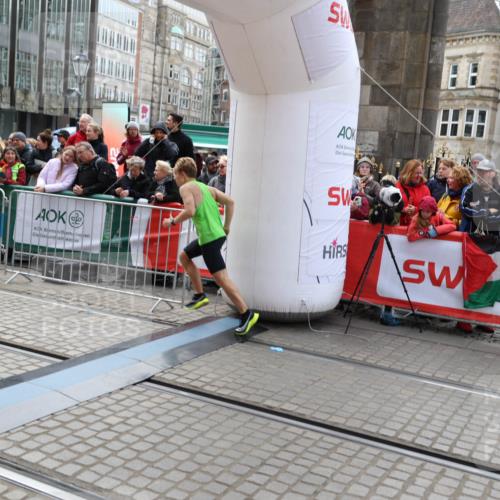 05.10.2025 - 20. swb-Marathon Bremen Yannick Fuchs http://msf.ph/oto/9275300 05.10.2025 12:34:27 Ziel 888 meine-sportfotos.de
