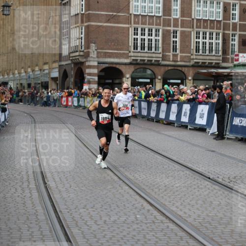 05.10.2025 - 20. swb-Marathon Bremen Yannick Fuchs http://msf.ph/oto/9275305 05.10.2025 12:35:29 Ziel 1994 meine-sportfotos.de