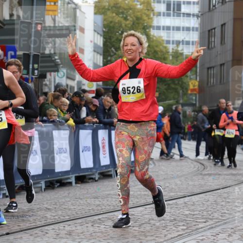 05.10.2025 - 20. swb-Marathon Bremen Strokosch-Dieckow http://msf.ph/oto/9275314 05.10.2025 11:12:03 Ziel 9526, 9675, 9726, 9867, 10463, 10499, 10849 meine-sportfotos.de