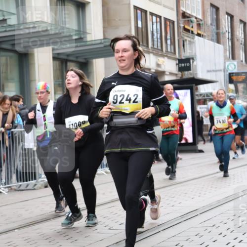 05.10.2025 - 20. swb-Marathon Bremen Strokosch-Dieckow http://msf.ph/oto/9275335 05.10.2025 11:13:25 Ziel 7014, 7410, 9242, 9667, 9899, 9946, 10040, 10364, 10433, 10574, 10671, 10705, 10707, 10756, 10842, 10957, 11060, 11068, 11264, 11385, 11652, 11653, 7014, 7410, 9242, 9667, 9899, 9946, 10040, 10364, 10433, 10574, 10671, 10705, 10707, 10756, 10842, 10957, 11060, 11068, 11264, 11385, 11652, 11653 meine-sportfotos.de
