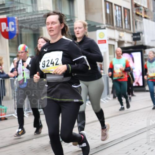 05.10.2025 - 20. swb-Marathon Bremen Strokosch-Dieckow http://msf.ph/oto/9275350 05.10.2025 11:13:26 Ziel 7014, 7410, 9242, 9631, 9667, 9899, 9946, 10000, 10040, 10364, 10433, 10574, 10671, 10705, 10707, 10756, 10842, 10957, 11060, 11068, 11264, 11385, 11541, 11652, 11653, 7014, 7410, 9242, 9631, 9667, 9899, 9946, 10000, 10040, 10364, 10433, 10574, 10671, 10705, 10707, 10756, 10842, 10957, 11060, 11068, 11264, 11385, 11541, 11652, 11653 meine-sportfotos.de